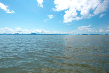 热带海岸白天与海洋相连