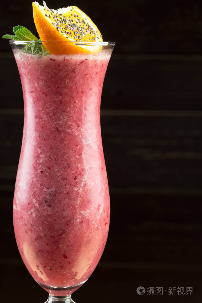 黑色背景上的草莓冰沙