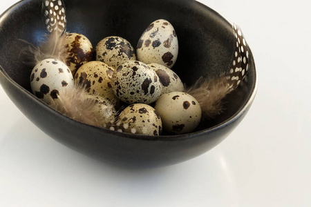 鹌鹑鸡蛋复活节在一个碗附近。