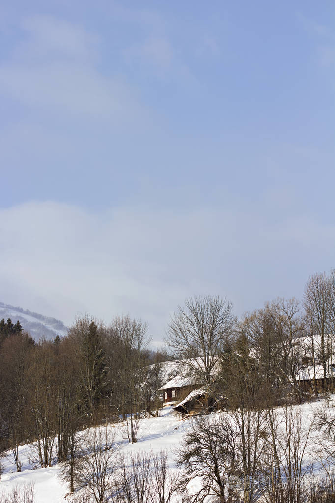 冬天的山景. 雪中的山. 山里的第一场雪.