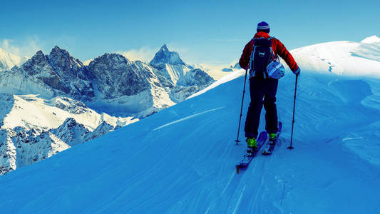 滑雪，在美丽的冬季雪山堡看到瑞士著名的山脉。 在新鲜的粉末雪中滑雪的越野滑雪。