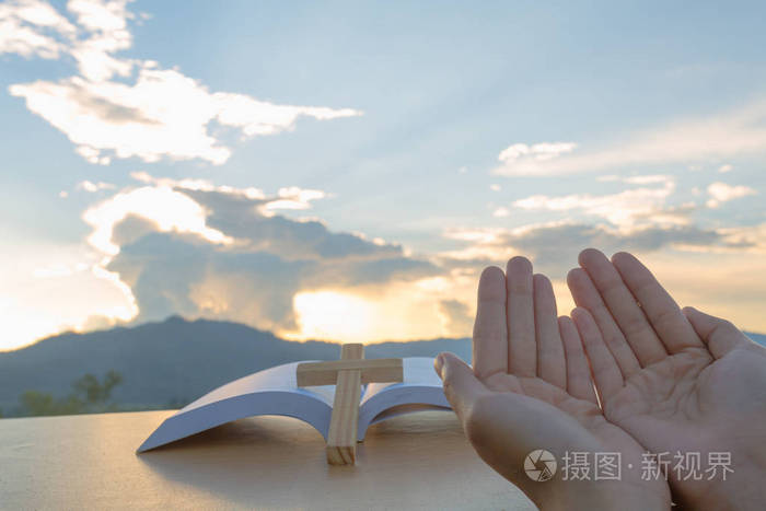 年轻的基督教妇女双手张开手掌,在日出时向上帝祈祷,基督教的概念背景