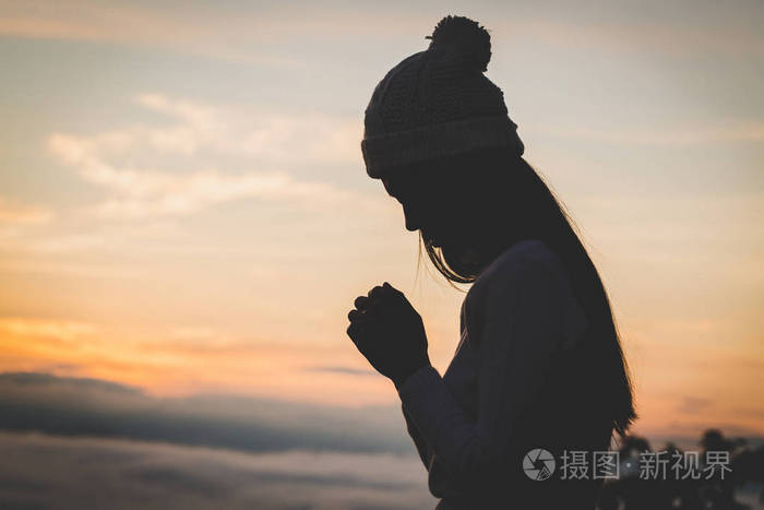 基督教妇女手向上帝祈祷祈祷上帝祝福希望有一个更好的生活乞求宽恕