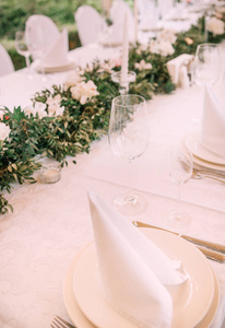 宴会桌设置在餐厅装饰白色绿色图片