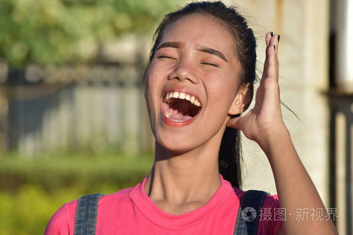 一个漂亮的女人笑