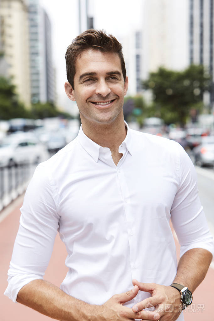 城市里英俊而微笑的男人