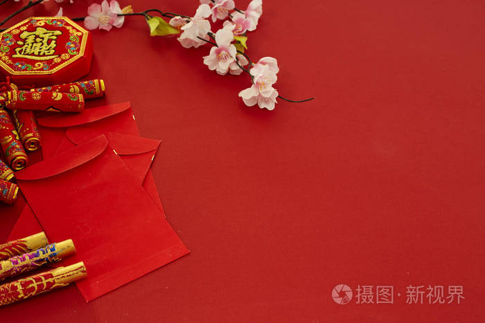 中国新年2019年节日装饰梅花红色背景汉字。 在文章中，指的是好运财富资金流动空的设计空间