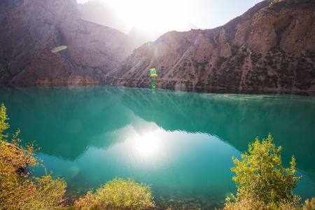 美丽宁静的湖泊在范恩斯山帕米尔的分支在塔吉克斯坦。