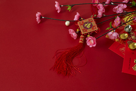 中国新年2019年节日装饰梅花红色背景汉字。 在文章中，指的是好运财富资金流动空的设计空间