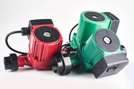 红色和绿色循环泵在白色背景上加热。