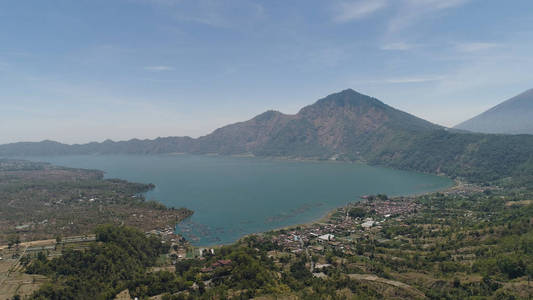 山区景观湖和火山巴图尔