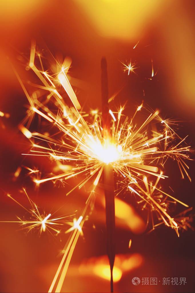 火花在黑暗的背景上燃烧