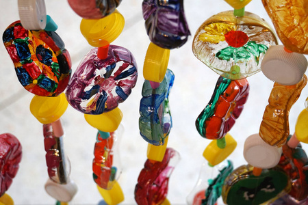 利用回收材料设计儿童玩具照片