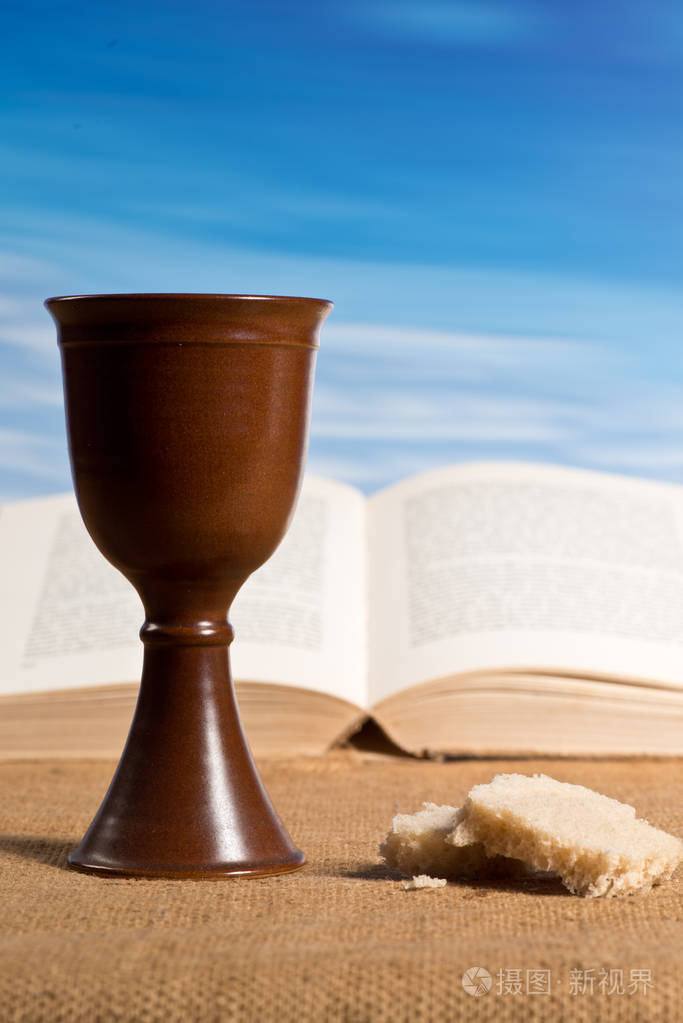 用酒和饼打开圣经