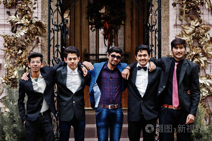 一群穿西装的印度学生在户外摆好姿势