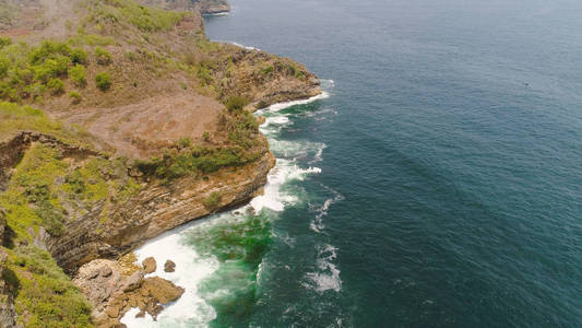 岩石海岸与海洋冲浪