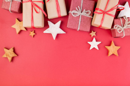 圣诞作文, 贺卡。圣诞节红色装饰, 星星和礼品盒在红色背景。平面布局, 顶部视图, 文本的空间