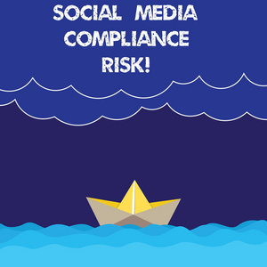 显示社交媒体合规性风险的书写说明。商业照片展示了互联网上的风险分析管理, 共享波浪重云和纸船海景场景复制空间