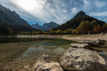 图片贾斯纳湖在阳光明媚的秋天，斯洛文尼亚。