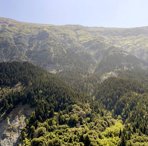 景观。巨大的风景山在夏天，阳光明媚的一天从一个高度地区Tzoumerka，希腊，山皮多斯。