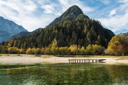 秋天，斯洛文尼亚贾斯纳湖的绿松石水和五颜六色的山。