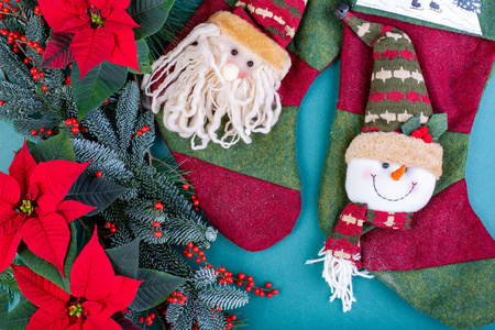 圣诞作文圣诞绿色装饰, 冷杉树枝与玩具礼品盒上的绿色背景。平面布局顶部视图复制空间