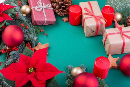 圣诞作文圣诞绿色装饰, 冷杉树枝与玩具礼品盒上的绿色背景。平面布局顶部视图复制空间