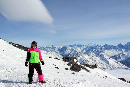 穿着五颜六色西装的女孩站在雪山上