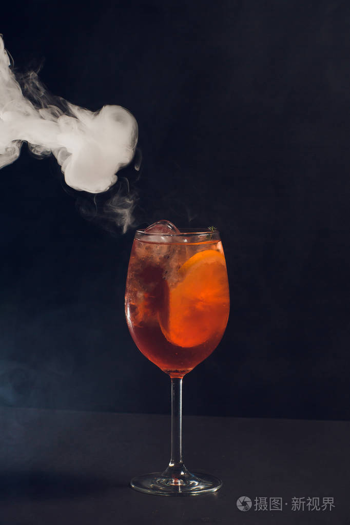 用干冰烟雾隔离的美丽鸡尾酒