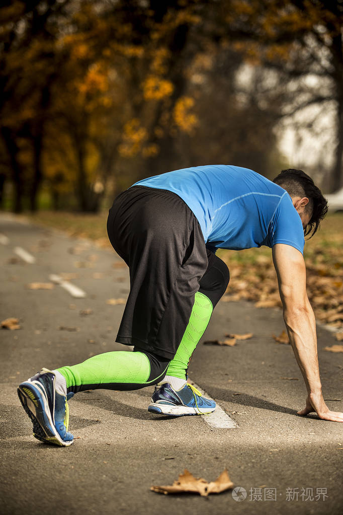 准备跑步的男运动员的低角度视野