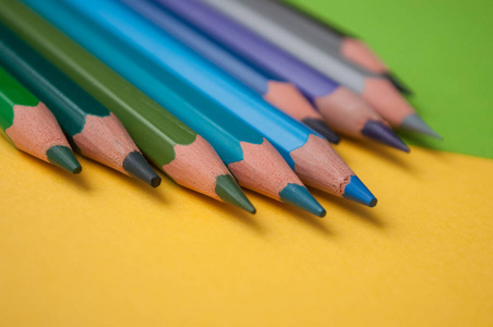 彩色背景下彩色铅笔的特写