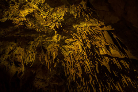 与钟乳石相连的古老洞穴