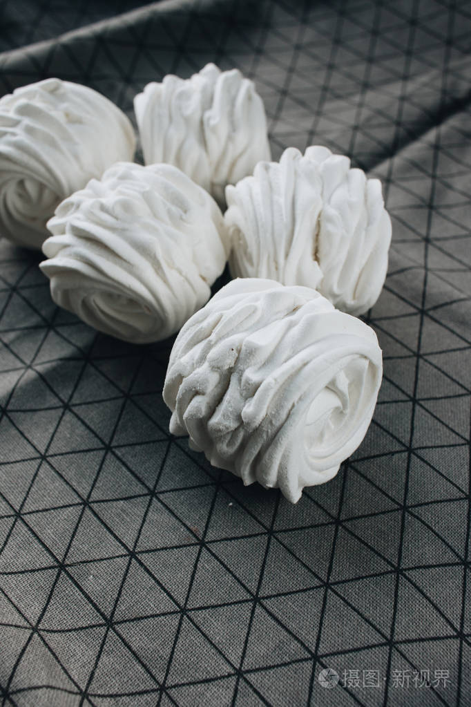 灰色背景上美味的甜棉花糖