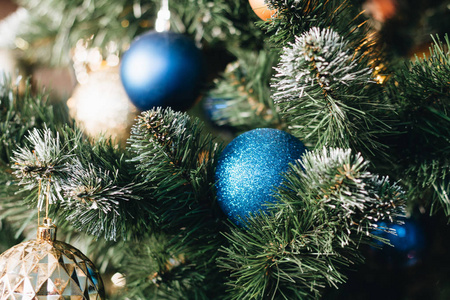 用蓝色球装饰的圣诞树