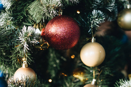 圣诞树上装饰着五颜六色的球