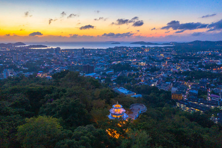 鸟瞰英国普吉岛城市的地标位于普吉岛城市中部的北海山脉的顶部。在普吉岛可以看到普吉岛周围的景色