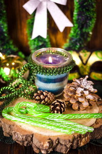 绿色圣诞糖果面具和蜡烛圣诞背景