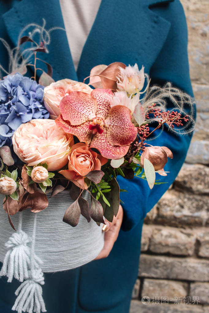 女子手捧着美丽的春花,粉嫩的花