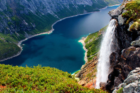 环形山和瀑布在去挪威的路上。 美丽的斯堪的纳维亚景观。