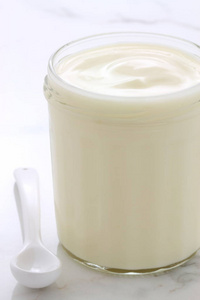 美味营养健康的新鲜普通酸奶杯。 复古意大利卡拉拉大理石复古造型。
