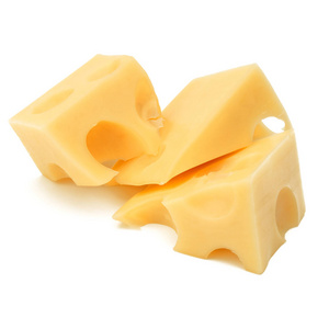 一堆奶酪。 白色背景切口分离的奶酪块