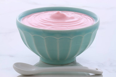 美味营养和健康的新鲜草莓酸奶在老式意大利卡拉拉大理石设置。