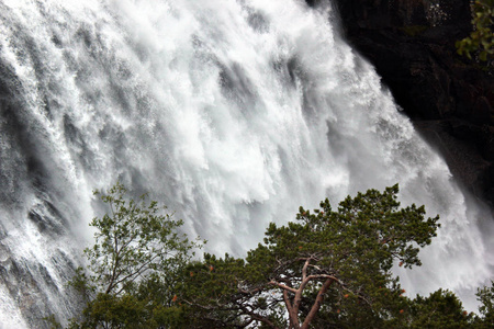 尼阿斯托弗森瀑布位于霍萨伦山谷金萨尔维克挪威四个瀑布中的第二个瀑布