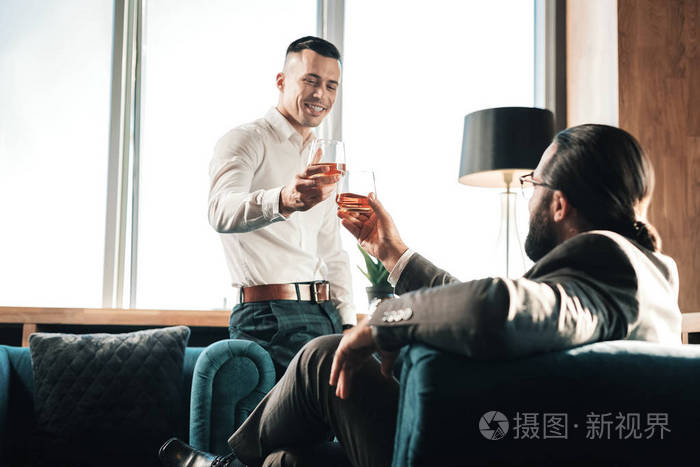 年轻人和他的生意伙伴喝了一些威士忌