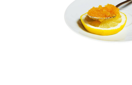 勺上蜂蜜和柠檬片放在白色背景的盘子里
