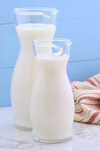 美味的鲜奶是老式意大利卡拉拉大理石农场造型厨房的主要营养来源之一。