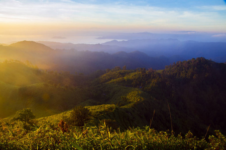 早上日出时分，在泰国多松观派梅洪子省，在雾蒙蒙的环境下，前往帕伊山景的最高峰