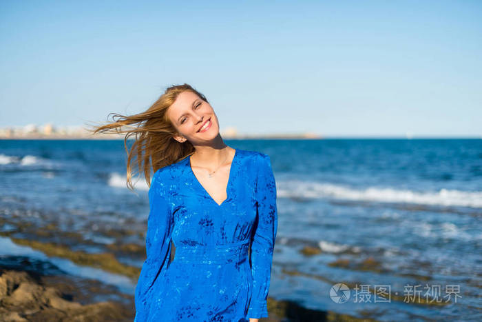 海滩上快乐的金发女郎照片-正版商用图片15a60i-摄图新视界