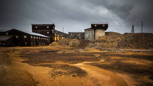 在罗罗斯附近废弃的矿井. 采矿场和设施建筑.照片