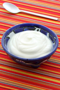 美味的酸奶油是法国俄罗斯东欧德国烹饪和墨西哥菜肴的传统配料。 在兵马俑或塔拉佛拉工匠碗上
